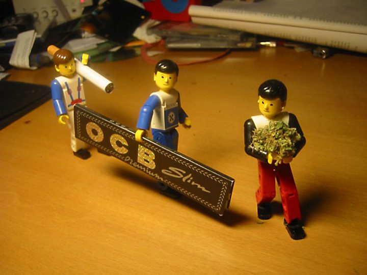ana.words, legomaenner bauen joint